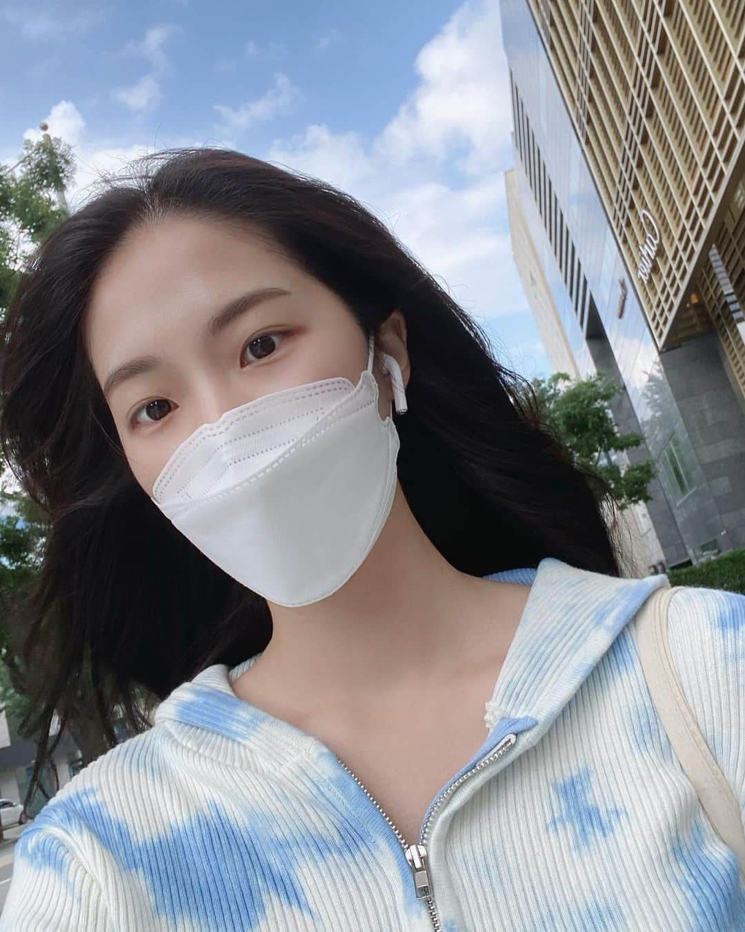 ソ・ウンスのインスタグラム：「☁️💙」