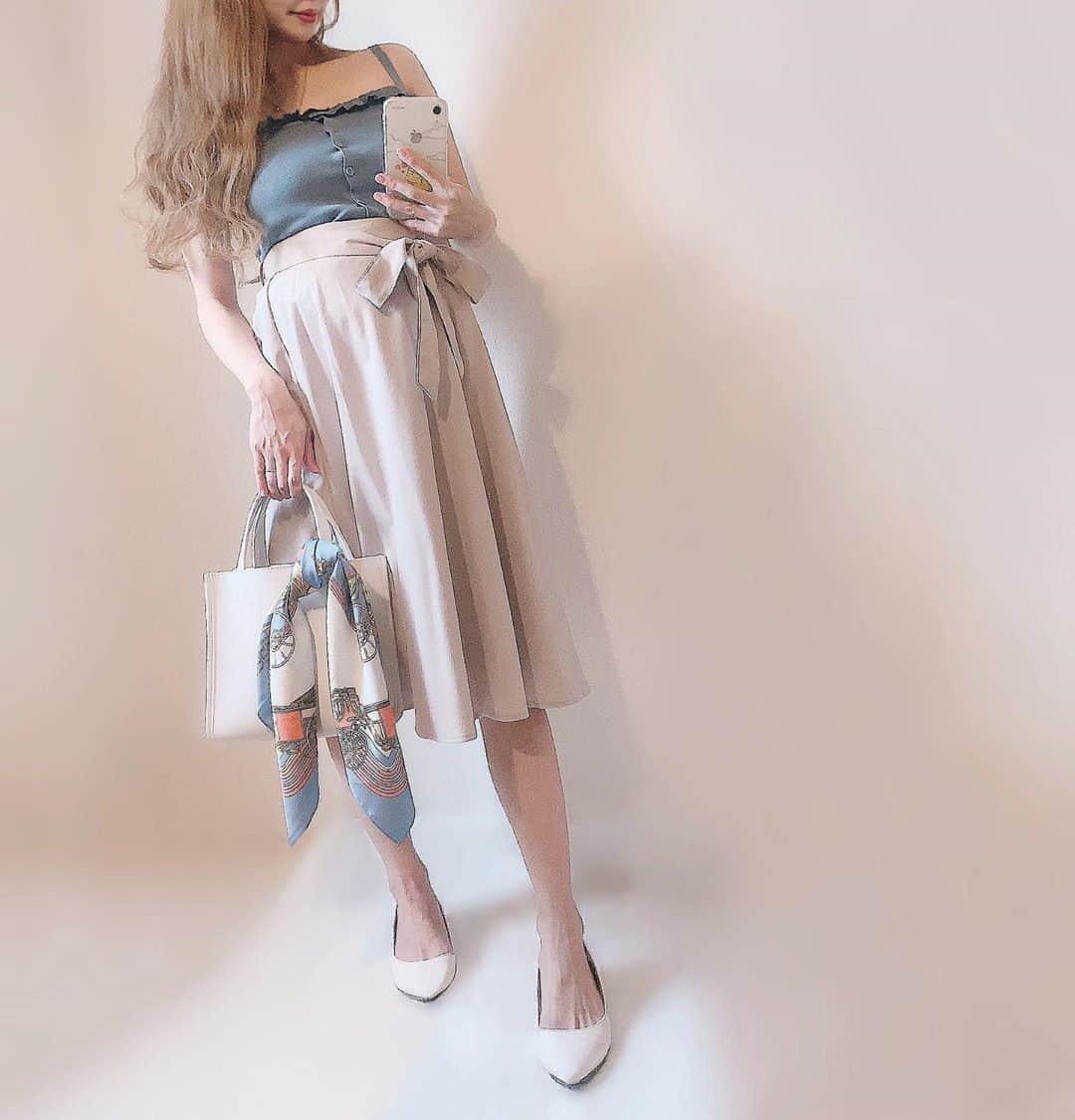 さっぴちゃんのインスタグラム：「... . ここ最近は子ども2人を寝室に連れて行って あかりを先に寝かせて、ほぼ同タイミングで 少しだけ遅れてがっくんを寝かせることに 成功してきた👧🏼👶🏼♡ . がっくんはまだまとまって寝ないから、夜中は 何度か泣いたりお腹空いたりで起きてるけど、 寝かしつけがスムーズにできるだけでだいぶ楽♡ . もう今までずっとあかりが寝室行ったら 走り回って転がって飛び跳ねて2〜3時間暴れたら やっと寝る感じだったから😂𓂂 . ドリームスイッチに感謝しないと(´･ω･`)♡(笑) DM来てたので、後日詳しく載せますね🎞❤︎❤︎ . . ………………………………(♡)……………………………… .」