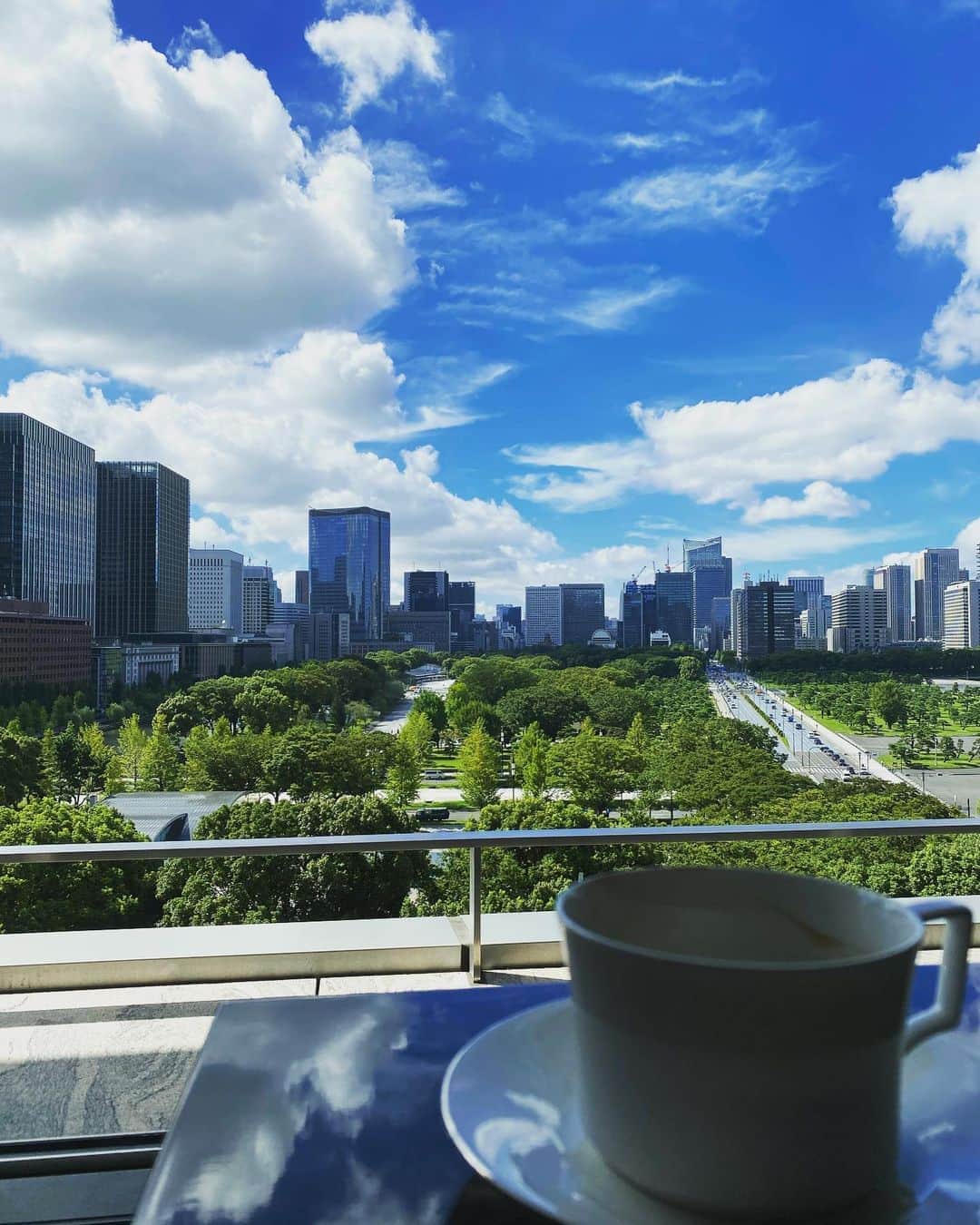 鈴木保奈美さんのインスタグラム写真 - (鈴木保奈美Instagram)「パレスホテルのバーからの眺め。あ、ロケです🎥ゆっくりお茶飲みに来たいな。皇居の馬車列も見えてトクした気分。訓練中でしょうか？ @palacehoteltokyo」9月4日 12時54分 - honamisuzukiofficial