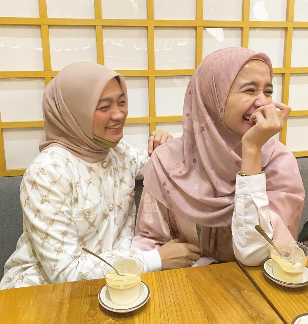 ラウディアシンシアベラのインスタグラム：「‎بِسْمِ اللَّهِ   ✨✨ "YaAllah berikanlah hamba pasangan kerja yang engkau ridhoi" Itu salah satu doa yang selalu aku minta🥺 . . Mommyuuu @ayudyahandari semoga Allah Subhaanahu Wa Ta'ala selalu jaga kita ya.  Alhamdulilah kita bisa ketawa lepas, Sebelum ketegangan-ketegangan itu hadirrr lagi😂 . . Bener banget ya,kita bisa belajar dari mana aja.. Selama 4 tahun aku dan mommmyu bikin L banyak banget ilmu yang aku dapet. Mulai dari urusan penjahit,ide design yang suka mentok sampe strategy penjualan dan masih banyak lagi. MasyAllah,kalau bukan Allah Subhaanahu Wa Ta'ala yang mudahkan mungkin aku ga jadi "pedagang" kaya sekarang. Hehehehehe  . . Buat temen-temen yang ngerasa ga ada basic bisnis.. yuk bismillah..Selama kita bergantung sama Allah Subhaanahu Wa Ta'ala pasti ada jalan nya.  Semangaaaattt yaaaaa✨ Dan Selamat beribadah di hari jumat🤍 . . Im wearing Minang series @lbylcb ✨」