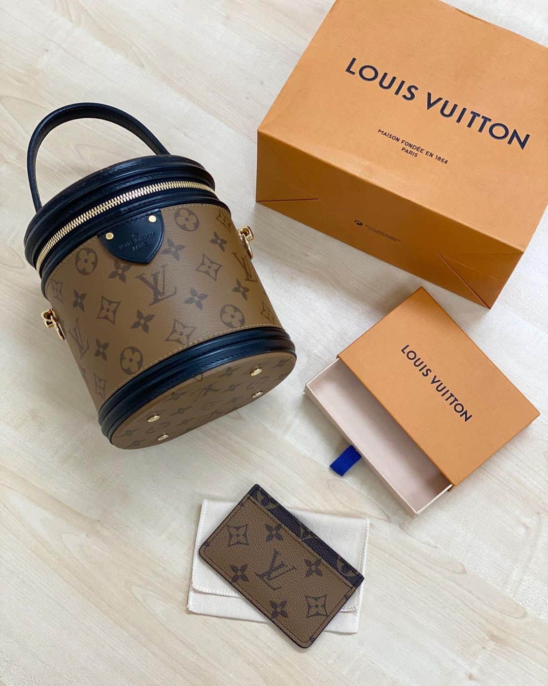 黒田麻理耶さんのインスタグラム写真 - (黒田麻理耶Instagram)「. バッグとお揃いカラーのカードケース✨ . LOUIS VUITTONにふらっと立ち寄って、 カードケースを見せてもらったら バッグとお揃いカラーを発見したので購入❤️ . 可愛い🥰💓 . #louisvuitton  #LV  #ルイヴィトン #カードケース  #パスケース #ポルトカルトサーンプル  #モノグラムリバース」9月4日 12時57分 - mariya_kuroda