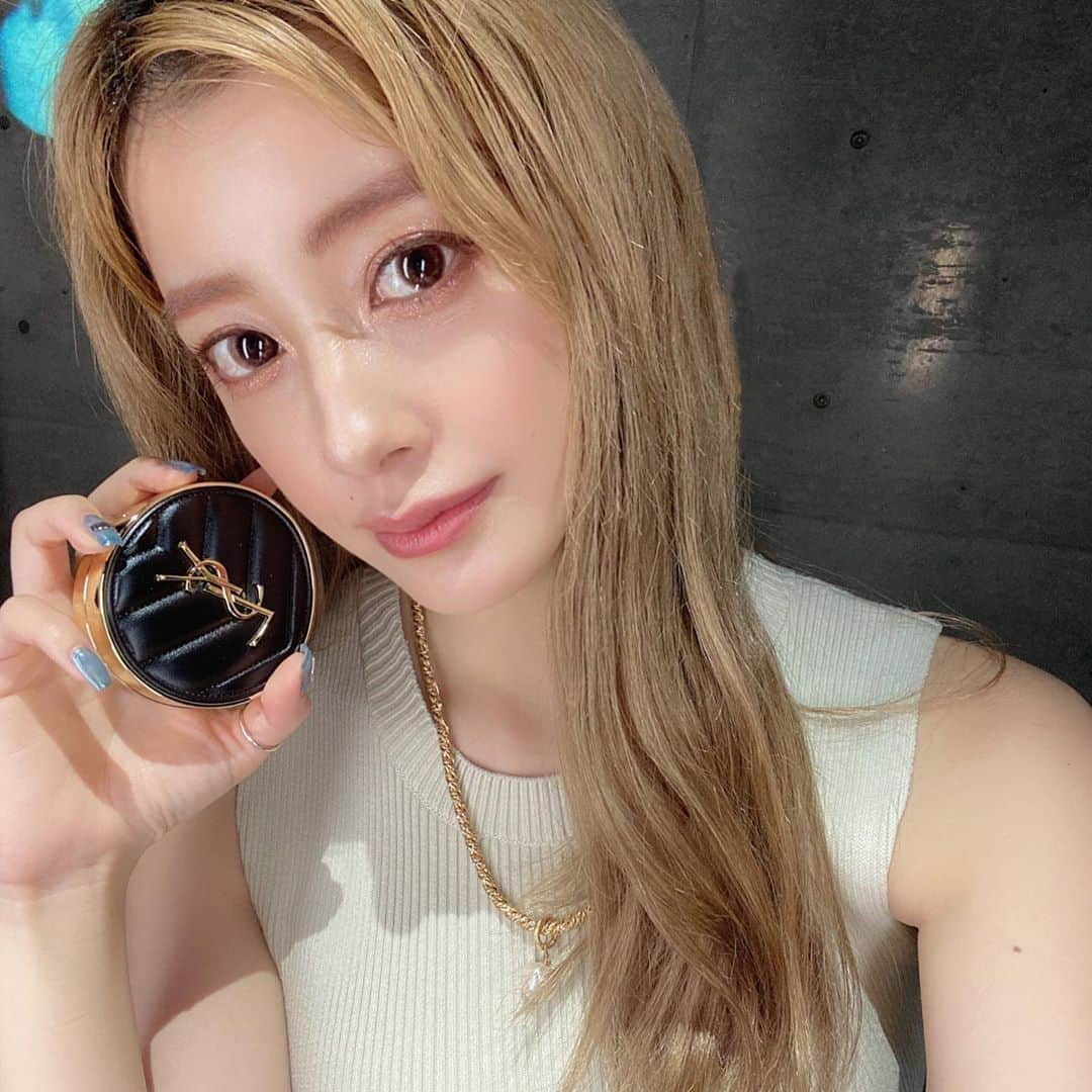 夏焼雅さんのインスタグラム写真 - (夏焼雅Instagram)「@yslbeauty ﻿ YSL BEAUTY LE CUSHION ENCRE DE PEAU LAUNCH CELEBRATION EXHIBITION🥂﻿ ﻿ 本体ケース可愛すぎて、出かける時はbagに忍ばせておきたいitem Ｎｏ．１に決定❤️﻿ ﻿ クッションファンデってお肌の調子が悪い日は特に…パサパサする…。って落ち込む日があって、やっぱり乾燥肌には向いてないのかな？って最近思ってたんだけど、アンクルドポールクッションファンデとの相性が良かったのか、馴染みが良くてお肌がしっとりする感じと、素肌感のあるすごくベストなクッションファンデでした♡﻿ Color variationsも豊富だったので今の自分の肌に合うベストな色味を見つけられると思います⸝⋆﻿ ﻿ #ysl﻿ #アンクルドポールクッション﻿ #クッションファンデ」9月4日 13時04分 - miyaaa0825