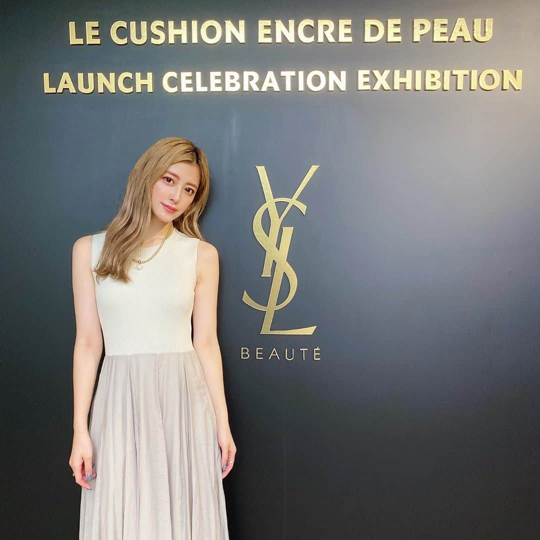 夏焼雅さんのインスタグラム写真 - (夏焼雅Instagram)「@yslbeauty ﻿ YSL BEAUTY LE CUSHION ENCRE DE PEAU LAUNCH CELEBRATION EXHIBITION🥂﻿ ﻿ 本体ケース可愛すぎて、出かける時はbagに忍ばせておきたいitem Ｎｏ．１に決定❤️﻿ ﻿ クッションファンデってお肌の調子が悪い日は特に…パサパサする…。って落ち込む日があって、やっぱり乾燥肌には向いてないのかな？って最近思ってたんだけど、アンクルドポールクッションファンデとの相性が良かったのか、馴染みが良くてお肌がしっとりする感じと、素肌感のあるすごくベストなクッションファンデでした♡﻿ Color variationsも豊富だったので今の自分の肌に合うベストな色味を見つけられると思います⸝⋆﻿ ﻿ #ysl﻿ #アンクルドポールクッション﻿ #クッションファンデ」9月4日 13時04分 - miyaaa0825