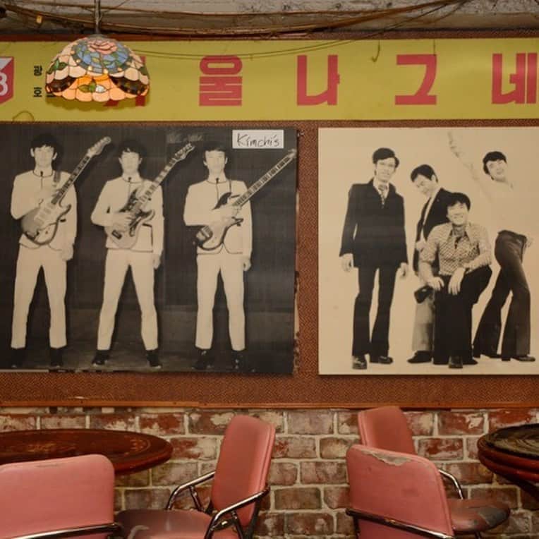HereNowさんのインスタグラム写真 - (HereNowInstagram)「Dance along to classic Korean pop and rock from the 60s at this Hongdae music bar  📍：Gopchang jeongol（Seoul）  "I live about five minutes away from this place, so whenever I have friends over who like to have a good time, I always take them here. I like places with retro-style interiors, but the interior of this bar is my absolute favorite. The bar, which feels like 1980s Seoul condensed into one space, has an intoxicating atmosphere that will have you dancing before you even realize it." Lee SoSo, Art Director of @neon__moon   #herenow #herenowseoul #wonderfulplaces#beautifuldestinations#travelholic #travelawesome #traveladdict#igtravel #instapassport #vinyloftheday #recordcollection #vinylcollection #instavinyl #vinylcollector #vinyladdict #vinyllover #musicbar #turntabe #recordbar #seoul #ソウル #ソウル旅行 #서울 #한국 #꼭가볼 #명소 #韓國自由行#首爾 #주말스타그램 #불금」9月4日 13時05分 - herenowcity