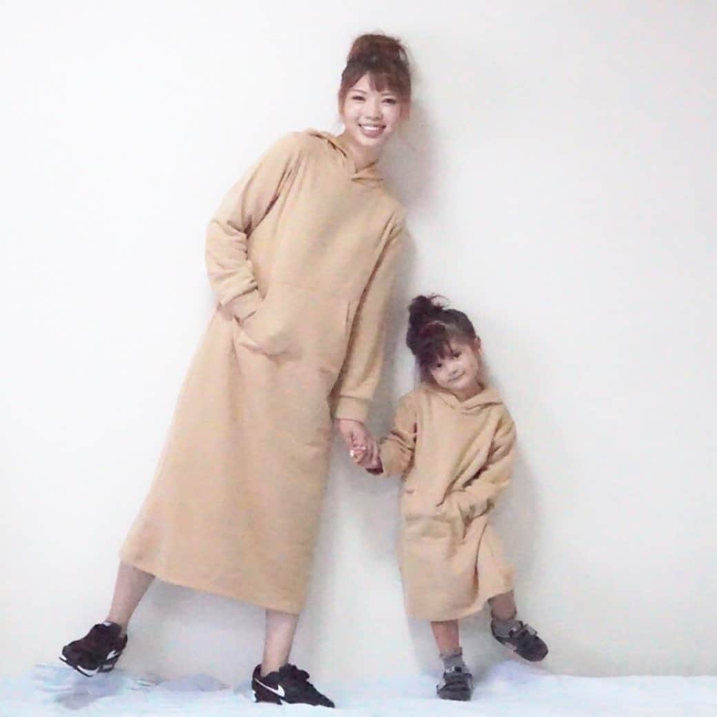 のインスタグラム：「【速報📣❣️べびちゅオリジナル待望の入荷👏親子リンクができちゃう♡パーカーワンピース＆パーカー】 ・ べびちゅでしか買えない❣️ 昨年大ヒットの親子リンクコーデができちゃう😍 「パーカーワンピ＆パーカー」 ・ 今年は、ママも大好きなカラー「モカ」が新登場！！🎉✨✨ 昨年大ヒットのグレー＆ブラックも見逃せません💖 ・ ・ 楽ちんシルエットで、デイリーに大活躍してくれます💖 男の子には、シルエットにこだわったパーカー😊みんなでリンクコーデしちゃおう💕 ・ ・ 《babychuオリジナル》ママとお揃い♪パーカーワンピース カラー:モカ/グレー/ブラック サイズ:80/90/100/110/120/ママF プライス:キッズサイズ¥2,900+tax/ママF¥4,400+tax ・ 《babychuオリジナル》裏起毛パーカー カラー:グレー/ブラック サイズ:80/90/100/110/120 プライス:¥2,700+tax ・ ママサイズは去年もすぐに売切れちゃったので、全色揃ってる今がチャンス😍 ・ 期間限定☝️ ポイントUPキャンペーン開催中🎉 ・ このチャンスに❣️ 今すぐ！ログインしてお買い物😘 ・ 💡会員様だけのお得なキャンペーンです。商品代金の５％をポイントでもらえます💡 ・ 今回貯めたポイントを使えば、これからまだまだ登場する新作アイテムがおトクにGETできちゃう😍 ・ まだ会員でない方は先に登録してね！30秒もかからないよ👍 ・ ポイントUPキャンペーンは、9月7日(月)23:59まで⏰ ・ カートに入れてるアイテムはありませんか～❓ 欲しいもの、ぜーんぶ一緒にGETしちゃお🧚‍♀️✨ ・ ・ プロフィール欄のURLから、べびちゅHPへGO💨 ・ ・ #べびちゅオリジナル #ループス #loops #ループスコーデ  #パーカーワンピース #パーカー #リンクコーデ #親子お揃い  #べびちゅ #babychu #ig_kidsphoto #ig_babyphoto #かわいい #子供服 #ベビー服 #親バカ部 #女の子 #男の子 #娘 #息子 #赤ちゃん #ベビーコーデ #キッズコーデ #ベビーファッション #キッズファッション #出産祝い #baby #babychujp #stayhome #おうち時間」