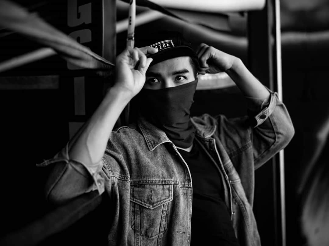 ルーディ・リンのインスタグラム：「HEROES WEAR MASKS」