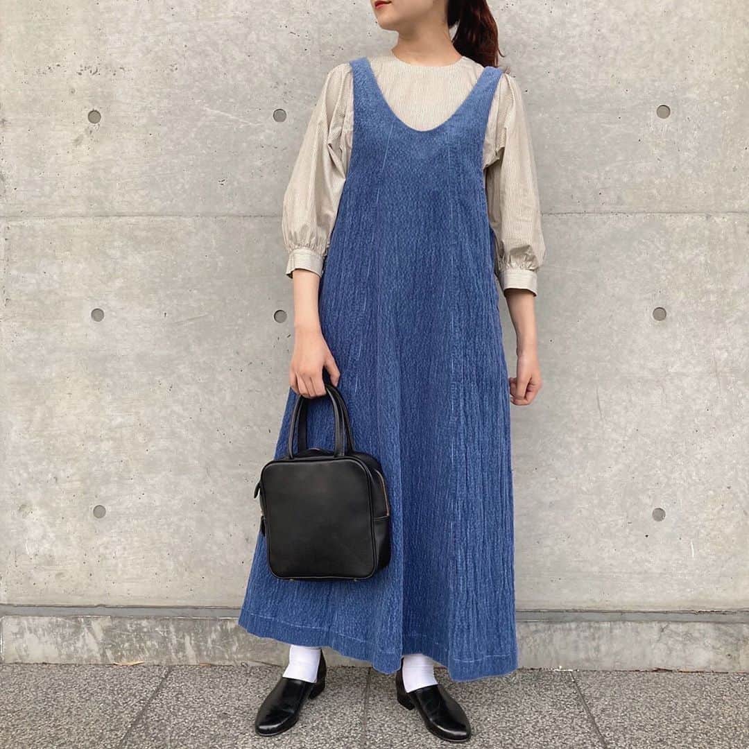 のインスタグラム：「. . // staff coordinate // . . @latelierdusavon_  ぽこぽこコーデュロイ 後ろリボンワンピース ¥15,800+tax . ぽこぽこコーデュロイ 裾タブパンツ ¥14,800+tax  @fig_london  . annie blouse ¥12,800+tax . . . #アトリエドゥサボン #フィグロンドン#latelierdusavon #figlondon#コーデュロイワンピース#コーデュロイパンツ#コーデュロイ#コーデュロイコーデ」