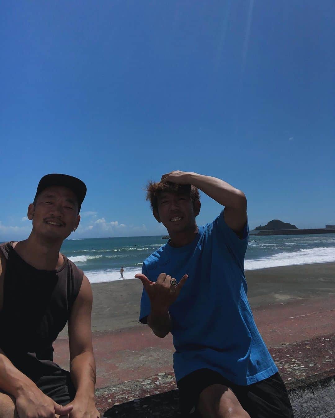 小堺大輔のインスタグラム：「. Welcome Typhoon swell.  毎日良い波に裸で入れて この夏の分取り戻せた！ 沢山乗れて幸せ！  帰ります！  #peace #surf #Typhoon」