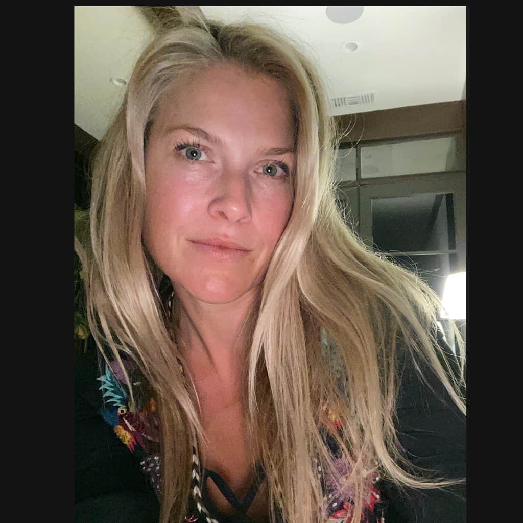アリ・ラーターのインスタグラム：「An actual blow out and a glass of wine! What?!!!!!! Sorry, but the blonder the better for this Jersey girl. No gloss apply. @traceycunningham1」