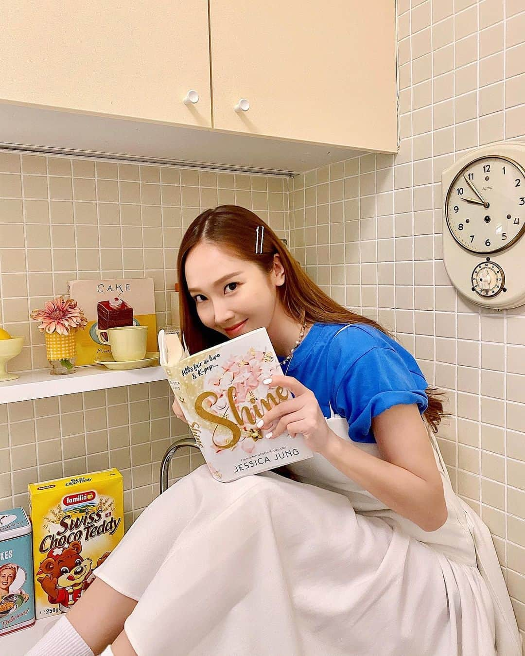 ジェシカ さんのインスタグラム写真 - (ジェシカ Instagram)「#SHINE everyday📖💙✨ Pre-order link in bio! #readshine」9月4日 13時36分 - jessica.syj