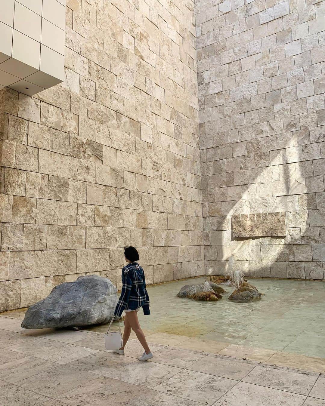 パン・ソヨンのインスタグラム：「. 2019년 여름 뜨거워서 더 좋았던 내 여름  #getty #gettymuseum #california」