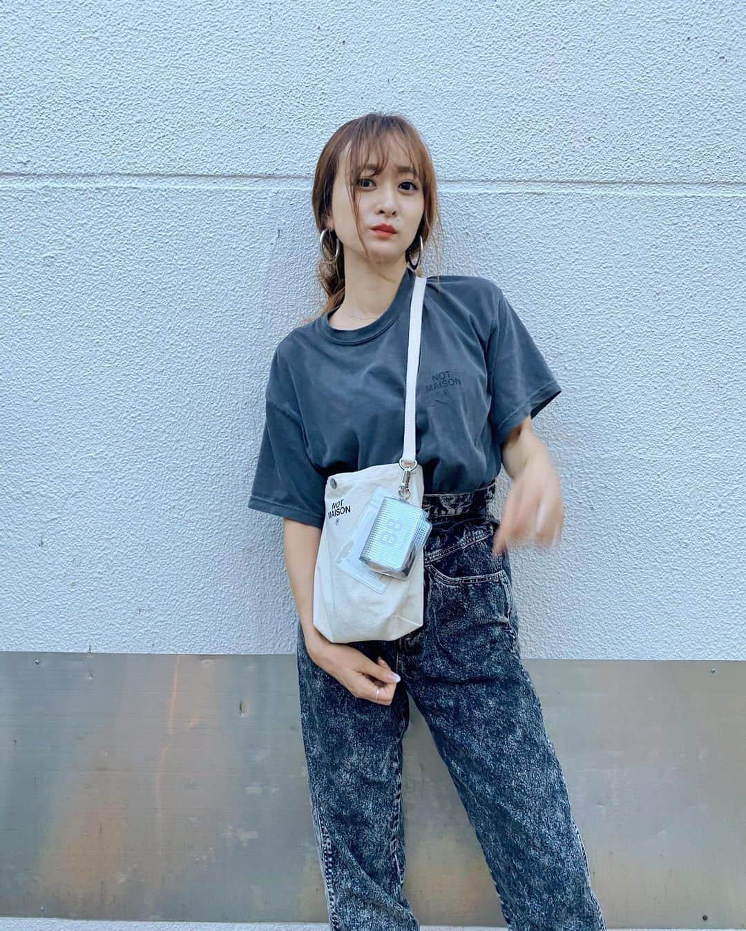 難波礼華のインスタグラム：「Tシャツもバッグも  @nanananaofficial  このバッグカスタム出来て最高❤︎ デニムは　@moussyofficial ❤︎」