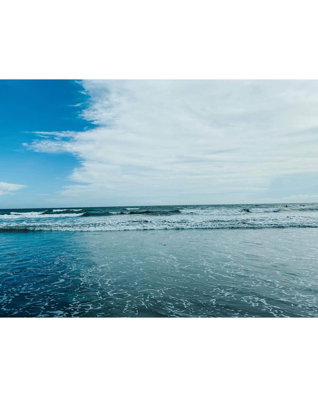 高山都さんのインスタグラム写真 - (高山都Instagram)「8月が過ぎたあとの海は、喧騒が落ち着いて、風が気持ち良くて、やわらかな時間。 砂の上に寝っ転がって、すーっとした午後。 なんにもないを良いなーと感じること、ときどき必要だなーと思った。」9月4日 13時44分 - miyare38