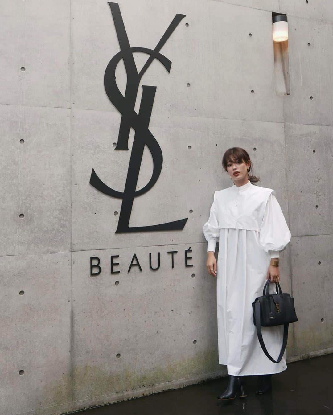 JUNNAのインスタグラム：「@yslbeauty   YSL BEAUTY LE CUSHION ENCRE DE PEAU LAUNCH CELEBRATION EXHIBITION  ヘルシーな肌作りがテーマ。  このクッションファンデの一番のお気に入りポイントは ハイカバーでいてナチュラルな艶感の演出ができるところ。  ハイカバーと言っも不自然な塗ってる感が無い！ くすみがパーッと飛ぶ感じ  ソバカス肌にも程よくなじむ。 厚塗り感が無くてウルウルとした肌になる。  塗った瞬間肌がひんやり潤わされていく様な感覚。  水分を多く含むウォーターインシリコンオイルのエマルジョンタイプのフォーミュラを採用しているからだそう😳  YSLの日焼け止めも愛用しているので 合わせて使うとより高い密着力🌵  美しいヴィーガンレザーのコンパクトは 外出先でのメイク直しの気分も上げてくれる...  小さなバッグの日にはそのままコロンとバッグIN  秋顔準備...着々と。  最後の動画は...🤣🤣🤣  #ysl #yslbeauty  #アンクルドポールクッション #ファンデーション #クッションファンデ  #コスメ #秋メイク  #メイク  #2wayレイヤードワンピース」