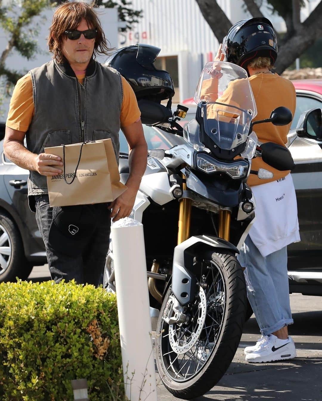 Just Jaredさんのインスタグラム写真 - (Just JaredInstagram)「@dianekruger and Norman Reedus (@bigbaldhead) go for a ride on his motorcycle after doing some shopping together on Thursday. #DianeKruger #NormanReedus Photos: Backgrid」9月4日 13時47分 - justjared