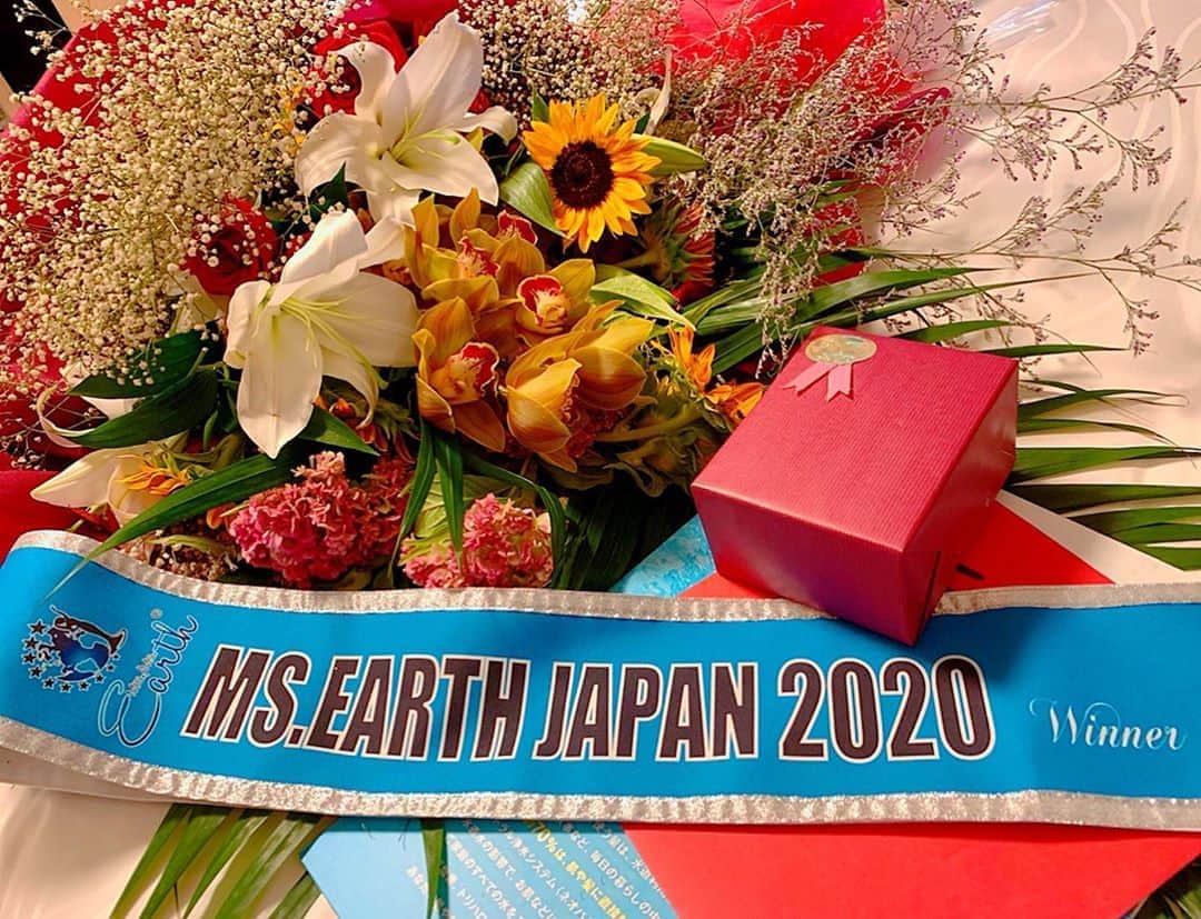 のインスタグラム：「『Mrs.Ms.Earth Japan 2020』全国ファイナルでGPを受賞させていただき、スポンサー様方から沢山の賞品を贈っていただきました✨✨✨  誠にありがとうございます🥰  そして、百合譁のGPを願って抱えきれないくらい大きな花束を準備していてくれた百合譁'sファミリーの代表にも感謝の気持ちでいっぱいです💐💕  最後までずっと傍で応援していてくれて本当にありがとう💋  『FLARE 祇園』のオーナーやスタッフのみんなが贈ってくれた御祝いのお花や、仲良しの方が贈ってくれた可愛いメッセージ動画のプレゼントにもきゅん🎁💕  いつも応援してくれてありがとう❤️  皆様の愛に包まれて過ごせる日々がこの先も末長く続くよう、常に成長観念を抱きステップアップの為に前進あるのみで御座います✨  @natura.namba @natura.chuchu @natura_shop18  #mrsmsearthjapan  #ミセスミズアースジャパン #近畿エリア #近畿大会 #株式会社ワールド #マダムエツコ #wacoms #美eautywave  #ビューティーマインド #t＿concepshon #tcb #東京中央美容外科 #東京中央美容外科梅田院 #ドクタービーバー #ビーバー先生 #美と幸せを追求 #素敵な院長 #gall_gion #東京バイオテクノロジービューティ #ドットイー #eye活 #Natura #ナトゥーラ #SAQHA #CELLSERUM」