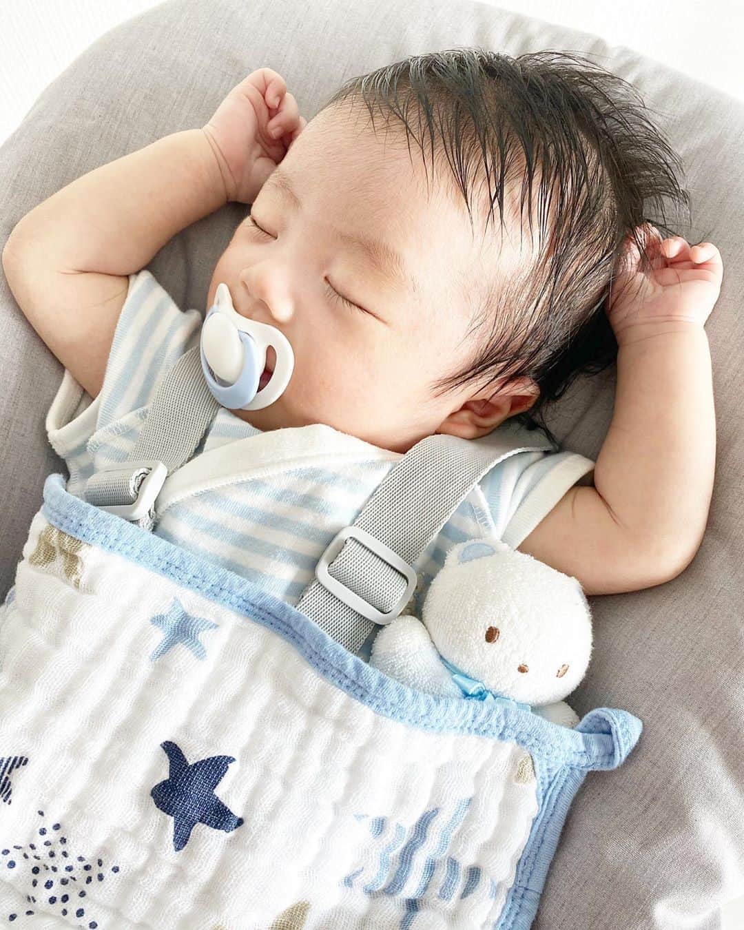 のインスタグラム：「産前から用意しておいて良かった物の1つ👶🏻💕 @stokkejapan の 「トリップ トラップ」💺✨ . 大人気の #トリップトラップ ですが、 #ニューボーンセット を取り付けると、なんと新生児から使えます👶🏻🍼💕 ↓ ☑︎5点式セーフティハーネスとソフトなショルダーパッド付き ☑︎片手で角度調整可能 ☑︎新生児から9kg程度まで使用可能 ☑︎オーガニック素材のファブリックは取り外して洗濯機で洗濯可能 と、嬉しいポイント盛り沢山❣️ . 大人がダイニングテーブルで食事をしている時は、👶🏻君も近くにいた方が安心するようで大活躍しています🌟 スワイプ③枚目 おしゃぶりをチュパチュパしていると、いつの間にか寝てくれているので毎日ごはんはゆっくり食べることが出来ていて大助かり🥺💕 . . #ストッケ  #ストッケトリップトラップ #トリップトラップ #pr #ミントグリーン #6月生まれベビー #2020ベビー #令和2年ベビー #男の子ママ #新米ママ #生後2ヶ月 #生後2ヶ月ベビー #成長記録 #育児記録 #親バカ部 #新米ママと繋がりたい #新米ママさんと繋がりたい #ママライフ #出産準備」