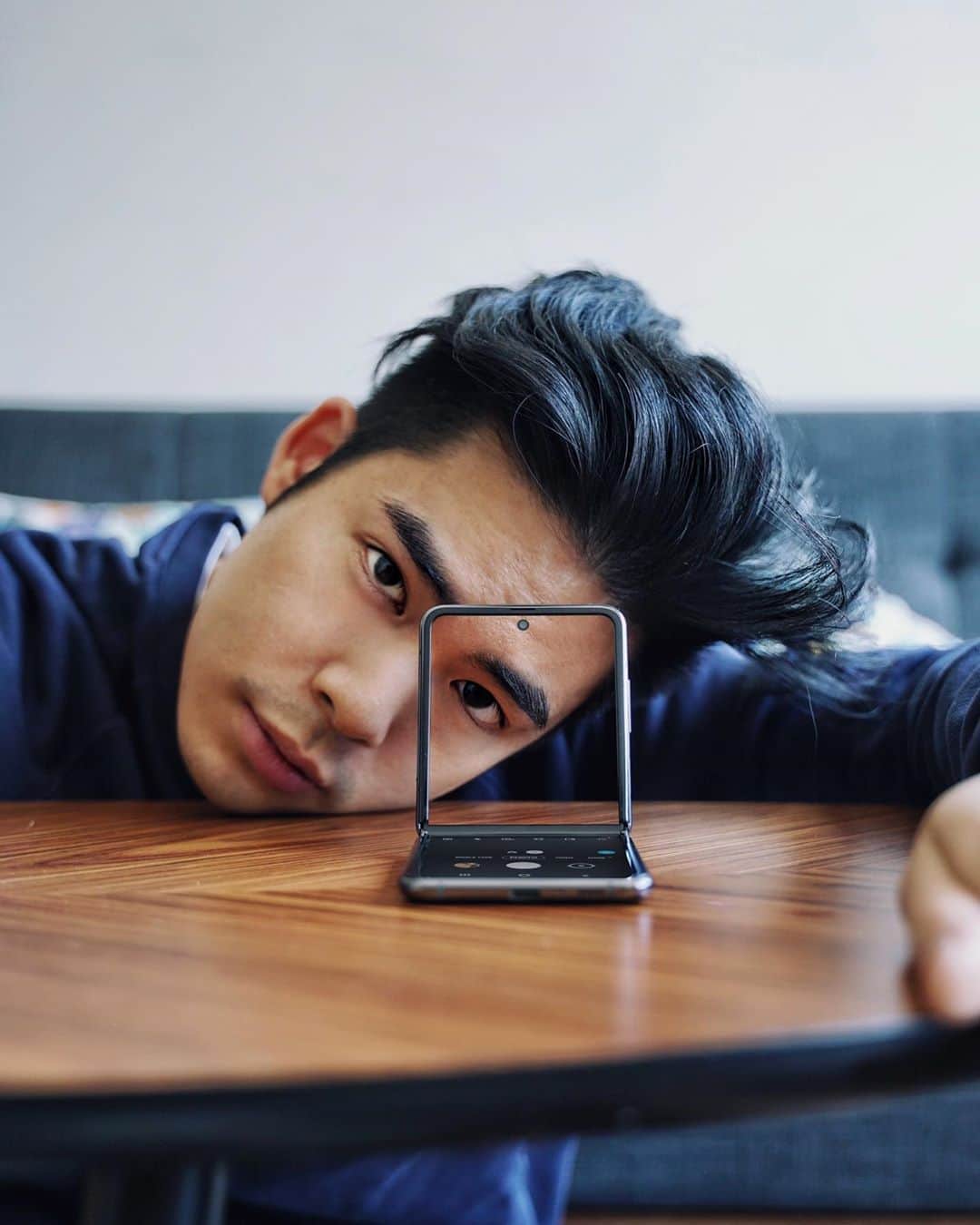 Christoffer Chengのインスタグラム：「Growing up one of my favourite phones was a flip phone, therefore flip phones will always have a special place in my heart 💓 And I’m quite impressed with this new Samsung Galaxy Z 5G flip phone, with a compact body yet packs a beautiful screen, which offers much larger screen space and allows a split screen mode for multitasking and hands-free photo/video taking 😍😍😍  @samsungmobilehk #Samsung #GalaxyZFlip #TeamGalaxy #5G @hashtag_legend」