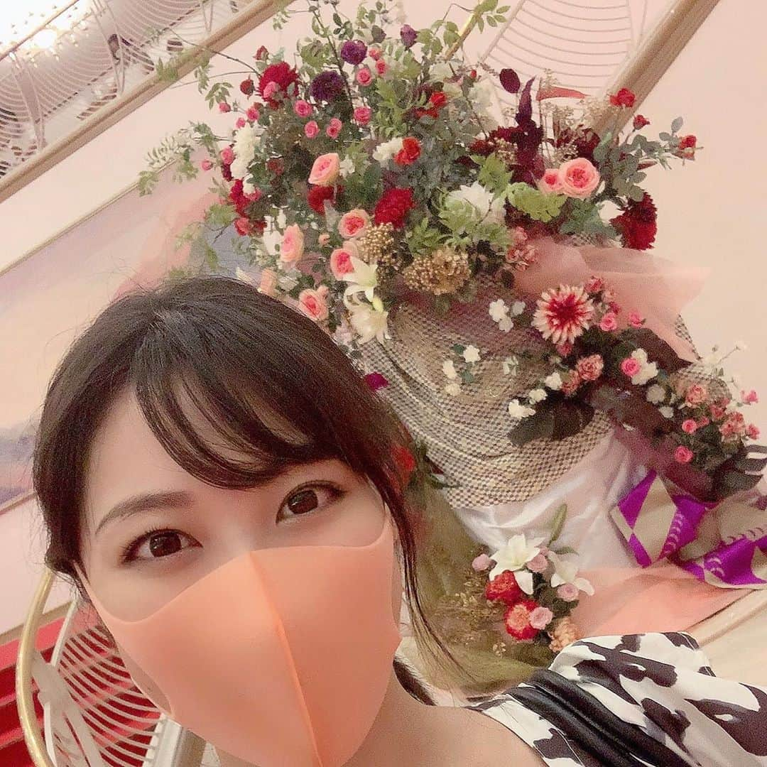 春原未来さんのインスタグラム写真 - (春原未来Instagram)「02月28日 #星組公演 #眩燿の谷 以来の #宝塚大劇場 ！ #感染防止対策 取られながら,検温して発券して入場できた時点でもう泣きそうに…😭たまたま #宝塚友の会 抽選で当たってた貴重なチケット,観劇できて本当によかった！ 行っておいでって快く送り出してくれたジムのトレーナーにも感謝。  バックハグ…きゅん🥺🥺  漫画の世界観…現実にももしあったらすごすぎるなあ。。 黒燕尾のれいちゃんがカッコよすぎた🙌💓その隣にマイティー… ああほんとに0番をみりおちゃんから受け継いだんだと実感しました。  .  #february28 #startroupe performance I've been here ever since!  #takarazukagrandtheater !! I'm really happy that I restarted it while taking measures to prevent infection.  Just because I was able to enter the building, tears came out.  Back hug…🥺🥺  #宝塚歌劇 #花組公演 #flowertroupe #はいからさんが通る #お披露目公演 #おめでとうございます #ピンク #pink #マスク #mask #柚香光 #華優希 #幸せな時間をありがとう」9月4日 14時15分 - sunohara_miki