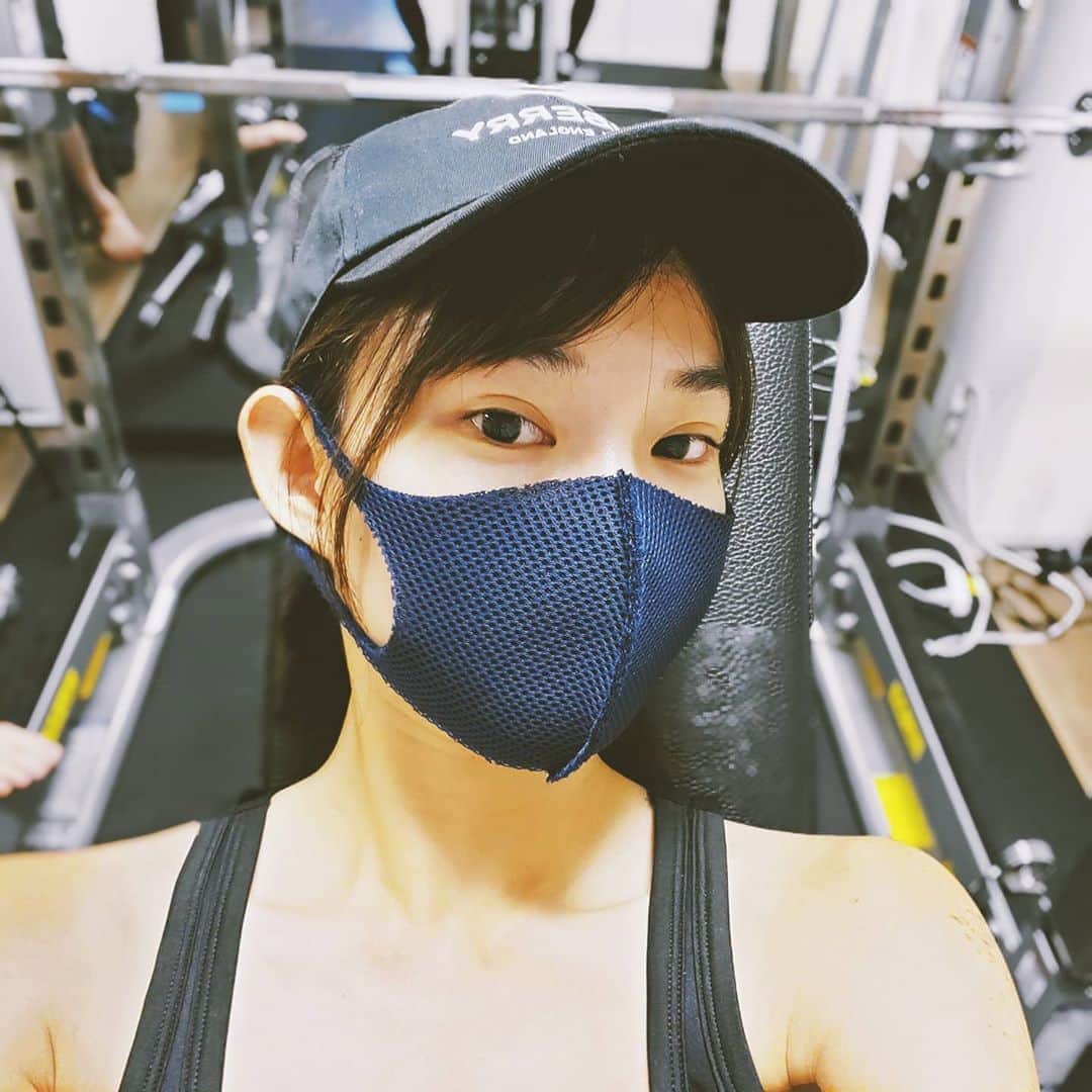 のインスタグラム：「_____#workout . . ジムでは使った器具はしっかり除菌スプレーで拭く､ マスク着用がルールとなっていて 普段より息が上がる分100%メッシュ素材のマスクが重宝🥺  Barzagliで見つけたバルマゼロ  着けている感覚が全然ないし 通気性､伸縮性､軽量感､抗菌防臭加工💮  メイクも付着しにくくて蒸れたりしないから 普段もたまに使っちゃう😳  スポーツ時ならオシャレとして 色が入ってても可愛いと思う✨  もちろん､オールメッシュ素材で布目は 何層にも重なっているので水滴や飛沫を防ぎます。  マスクはTPOで着こなすようになってきて スーツ用のマスクとかも最近では 売られているし､スポーツ用って分けるの 私はしっくり来てます︎☺︎ (結構売り切れてるから要チェック) . . . @barzagli_official_ #ワークアウト#ワークアウト女子#スポーツ女子#腹筋女子#インナービューティー#ヘルシーライフ」