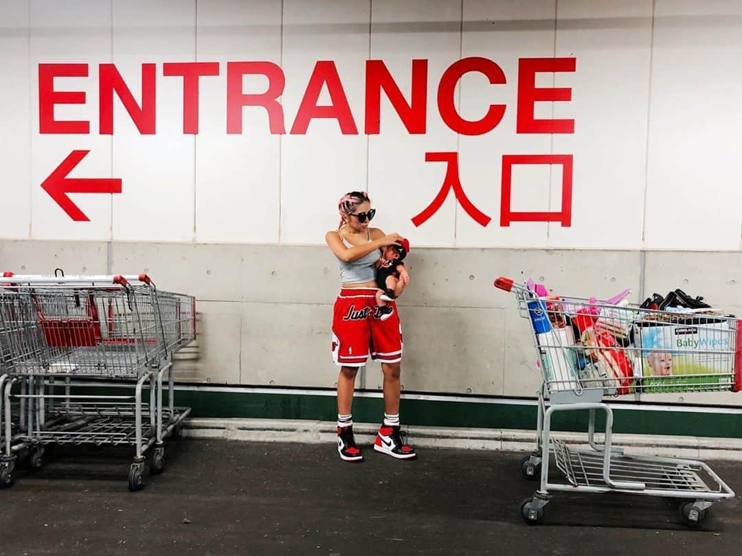 のインスタグラム：「LINK COORDINATE🏀🐃❤️👶🏽👩🏼 @chicagobulls  SHOPPING by @costco  #chicagobulls #bulls #linkcoordinate #baby #chicagobullsbaby #basketball #babygirl #jordan #babyjordan #costco #ootd #ベビー #生後2ヶ月 #リンクコーデ #親子コーデ #親子リンクコーデ #コストコ #miniariel」