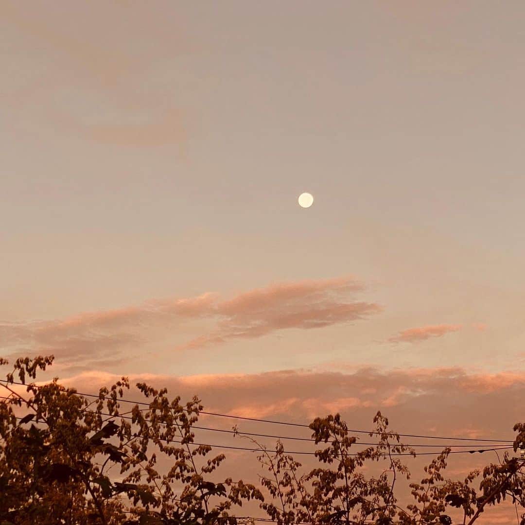佐藤尚之さんのインスタグラム写真 - (佐藤尚之Instagram)「東の空は見事な朝焼け。 西の空は見事な十六夜の月。  今朝5時の空。この一瞬。  #朝焼け  #十六夜の月」9月4日 5時22分 - satonao310