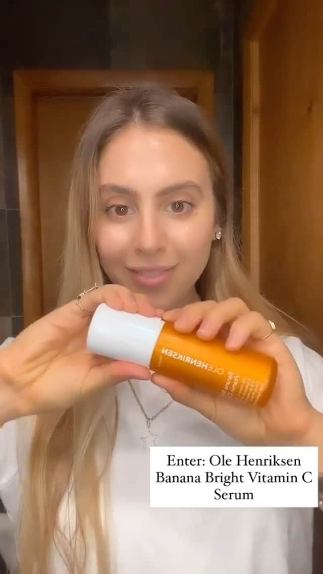 のインスタグラム：「Keep your skin hydrated all day long like @itsjennarennert with Banana Bright Vitamin C Serum + Eye Crème 😍✨🍊🍌 Who else uses these two morning and night? #FallForVitaminC」