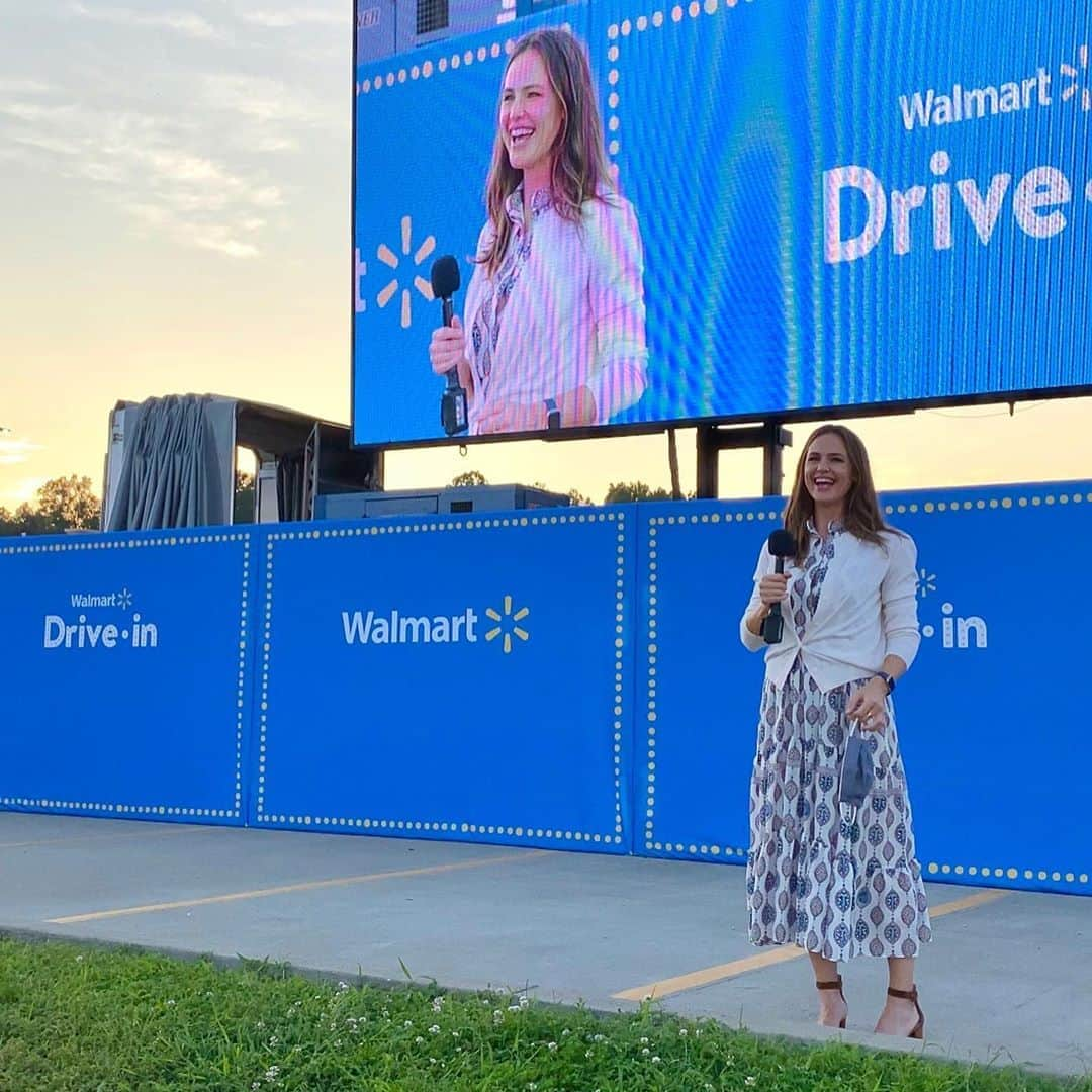 ジェニファー・ガーナーさんのインスタグラム写真 - (ジェニファー・ガーナーInstagram)「Thank you to #WalmartDriveIn for inviting @SavetheChildren—and me!—to a safe, FUN, community filled, family-friendly night out in my home state of West Virginia. I don’t know who had more fun—the kids watching Wonder Woman with all the popcorn they could eat, the parents getting to take their kids on a much needed (and free) adventure, or me—watching families I love honk and wave at friends from across the parking lot. A win-win-WIN! 🎥🍿😁♥️ . (Thank you to Cathryn Miller, #SavetheChildren’s Deputy director of Rural Education in West Virginia, for helping us coordinate this special night—I am still smiling!)」9月4日 5時27分 - jennifer.garner