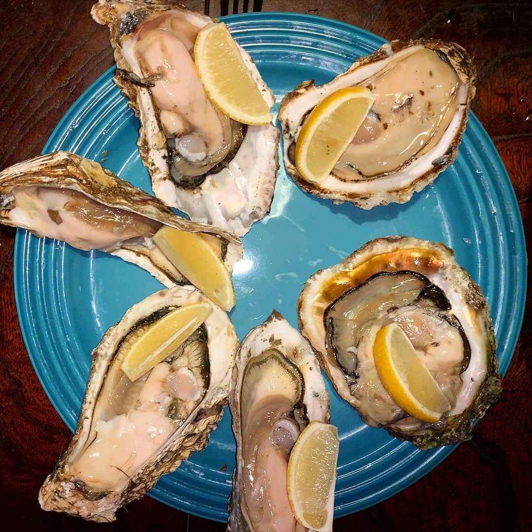 池内万作さんのインスタグラム写真 - (池内万作Instagram)「昨日のディナー。 三島で買った生牡蠣と鯛とグレープフルーツのカルパッチョ。 今回初めて「牡蠣は海のミルク」という言葉の意味が分かった気がしましたw マジ旨い。 鯛とグレープフルーツの相性もバツグン。 みちょ食堂恐るべし！ いつもありがとう〜！ #イケウチ家の食卓 #みちょ食堂」9月4日 5時39分 - mandeshita