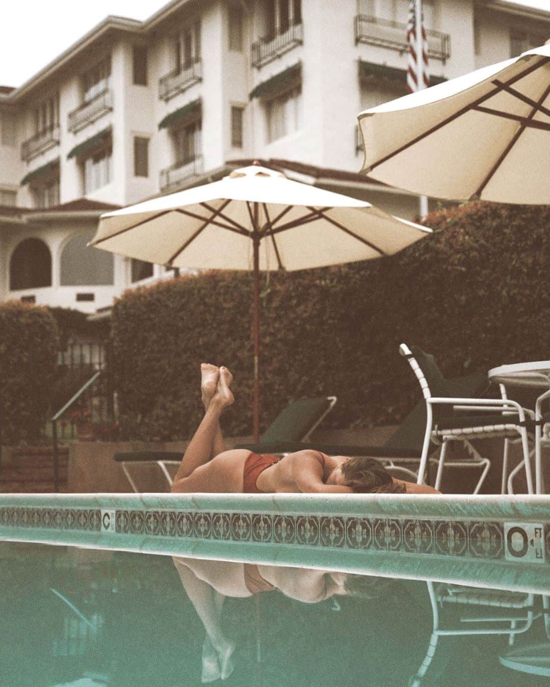 ケルシー・ロビンソンのインスタグラム：「Poolside reflections at @laplayaca」