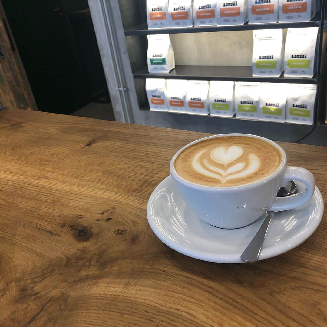 ダービド・ベールラストーのインスタグラム：「Mindig feltérképezem a Budapesti kávékinálatot, az egyik kedvencem a @bybeanscoffee! De azért ne hanyagoljàtok a @kaffeineespressobar -t!!」