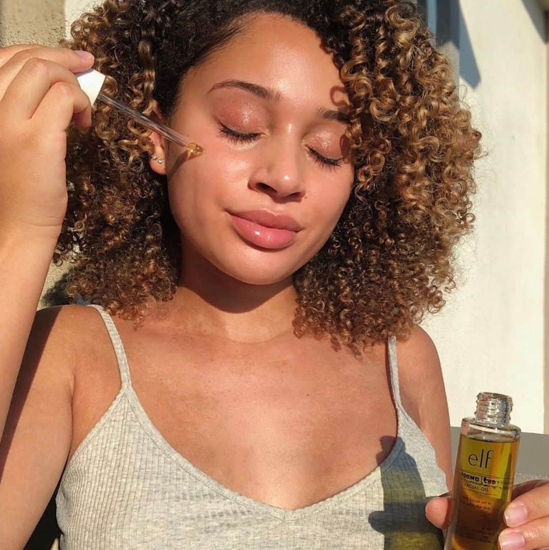 e.l.f.さんのインスタグラム写真 - (e.l.f.Instagram)「@lisette gets glowy as e.l.f. with our Full Spectrum CBD Collection ✨Formulated with ingredients your skin will love and help to revive, calm and soothe. Click on the the #linkinbio to shop 🌱 #eyeslipsface #elfingamazing #elfcosmetics #crueltyfree #vegan」9月4日 6時03分 - elfcosmetics