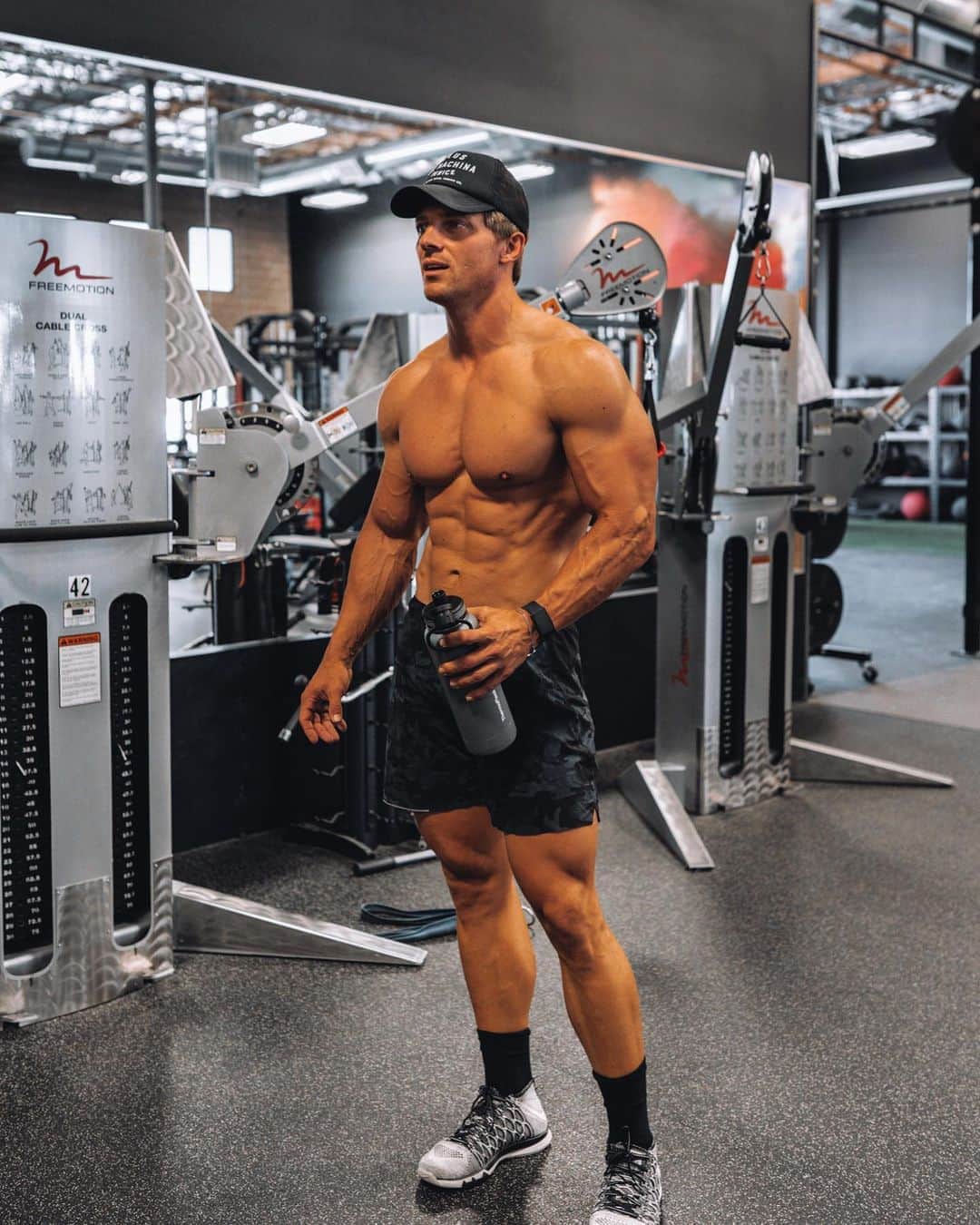 スティーブ・クックのインスタグラム：「Physique brought to you by @fitnessculturetraining app. Farmers tan not included」