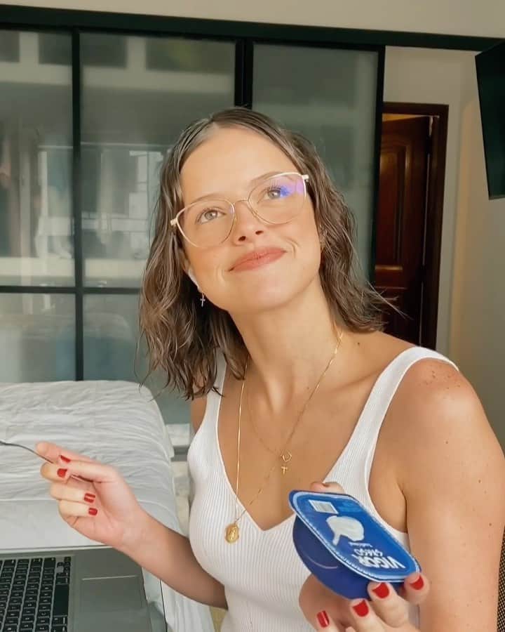 アガサ・モレイラのインスタグラム：「Dias intensos, dias calmos, mas independente, todos os dias eu tenho um momento que eu só meu (sim, é possível rs). Já tentou? Podem ser só 5 minutinhos. Mas faça! E se quiser uma dica: faça isso acompanhada de um Vigor Grego. 😉 #EsseMomentoÉMeu @vigorbrasil」