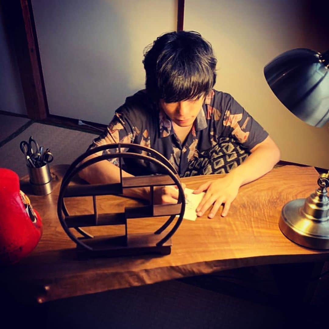 京極風斗さんのインスタグラム写真 - (京極風斗Instagram)「夢の一枚板購入。 #文豪机」9月4日 6時17分 - kazato.kyogoku