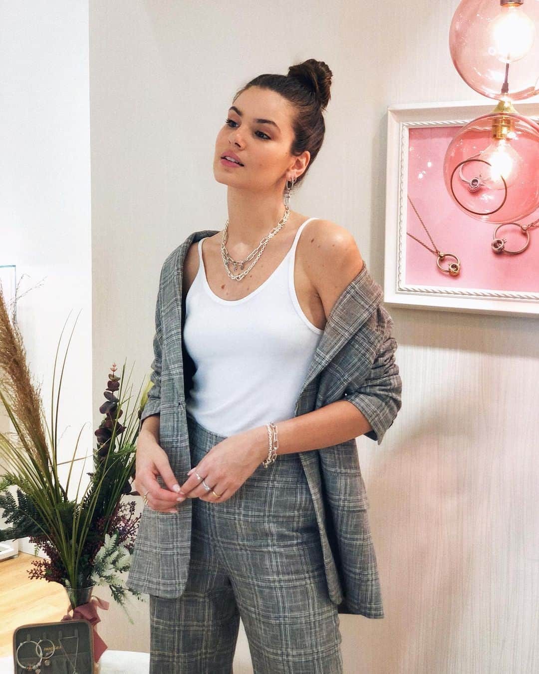 Camila Queirozのインスタグラム：「Dia desses quando dei uma passada na loja de @theofficialpandora para conhecer a nova coleção e me senti segura e confiante pois todas as medidas de seguranças estão sendo tomadas. Só tirei a máscara para a foto e estava em uma distância segura  das vendedoras, ok?  Se sair use máscara! 🌷   #PandoraComVoce」