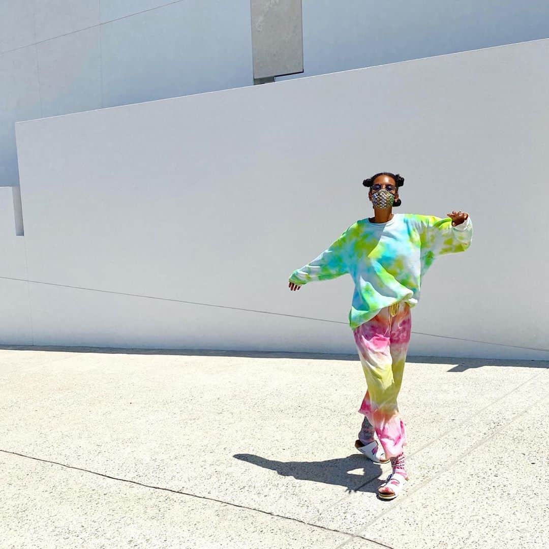 グレースマハリーのインスタグラム：「Taking this tie dye thing v seriously」