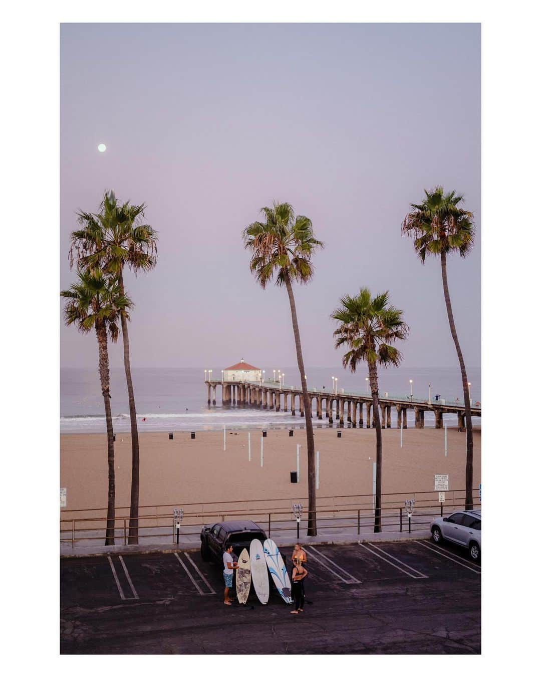 Pete Halvorsenのインスタグラム：「dawn patrol under a full moon.  6 frames from this morning 👉🏻 .  1. Early Bird gets the parking spot.  2. PreZoom Surf 3. Three if By Sea 4. Monet - Good from far, far from good.  5. Morning Routines 6. Moonset  Leica CL/Q2」