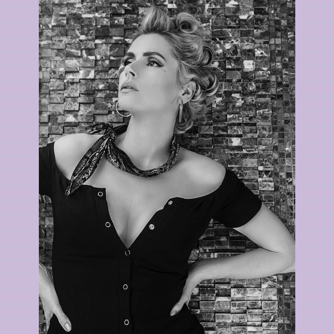 のインスタグラム：「Looking out and wondering when the world will be right side up, safe, kind & just.   Here is one of my favorite pics from my photoshoot right before lockdown with the brilliant photographer @dimitryl 📷 hair/makeup by @lambpants styled by @taraaquilinastyle ♥︎♥︎♥︎♥︎♥︎♥︎♥︎♥︎♥︎♥︎♥︎♥︎」