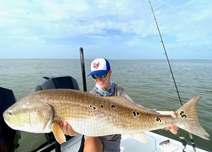 Costa Sunglassesのインスタグラム：「Costa Pro @captmojeaux421 wrangling bull reds. #SeeWhatsOutThere #BornOnTheWater」