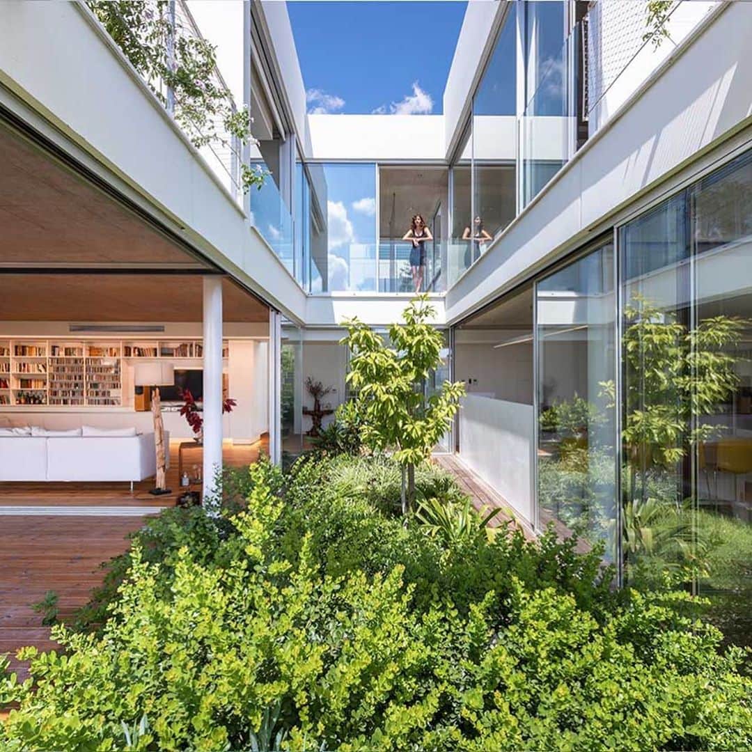 Design Milkさんのインスタグラム写真 - (Design MilkInstagram)「The Garden House in the City, designed by @pavlou_christos, features a series of private #gardens that include an upstairs green terrace that wraps around the house, interior gardens, and a courtyard #garden that runs through the center of the structure. 🌿 designmilk[dot]com \\\ photos by Charis Solomou via @v2com_newswire.」9月4日 6時44分 - designmilk