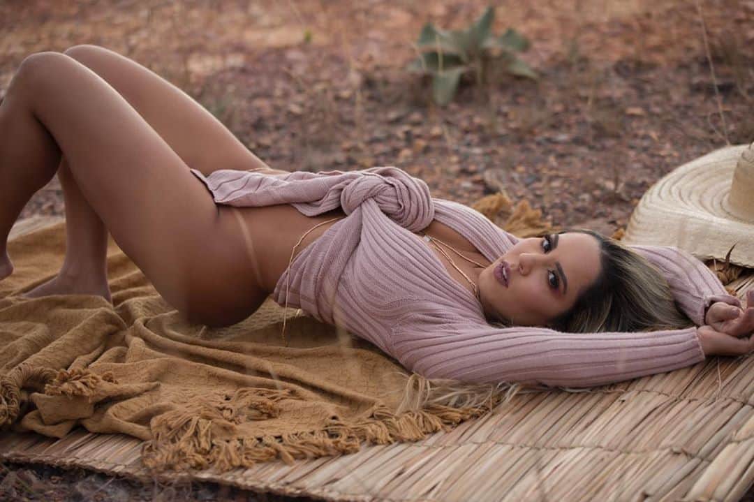Mulher Melãoのインスタグラム：「Fotos no Cerrado 🌾🌾 . . . 📸@haytorres  💄 @tatianemacedomakeup  . . #calcinhapraque」