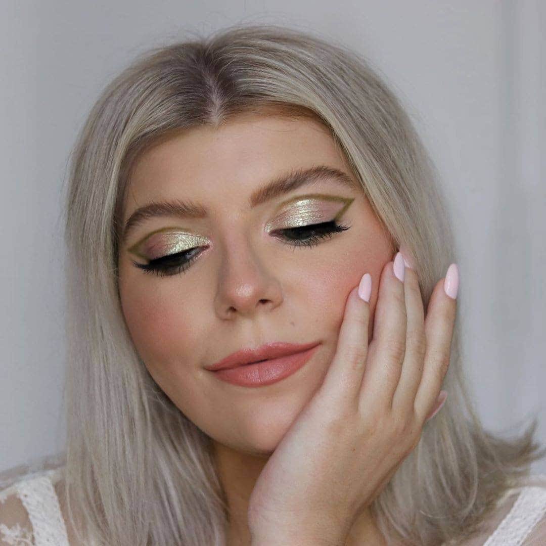 BECCAさんのインスタグラム写真 - (BECCAInstagram)「@theartoflipstick puts her own spin on a double-winged eye using Light Gleam Primer + Topper Liquid Eyeshadow in Dusk, an olive green Primer with golden shimmer Topper」9月4日 6時51分 - beccacosmetics