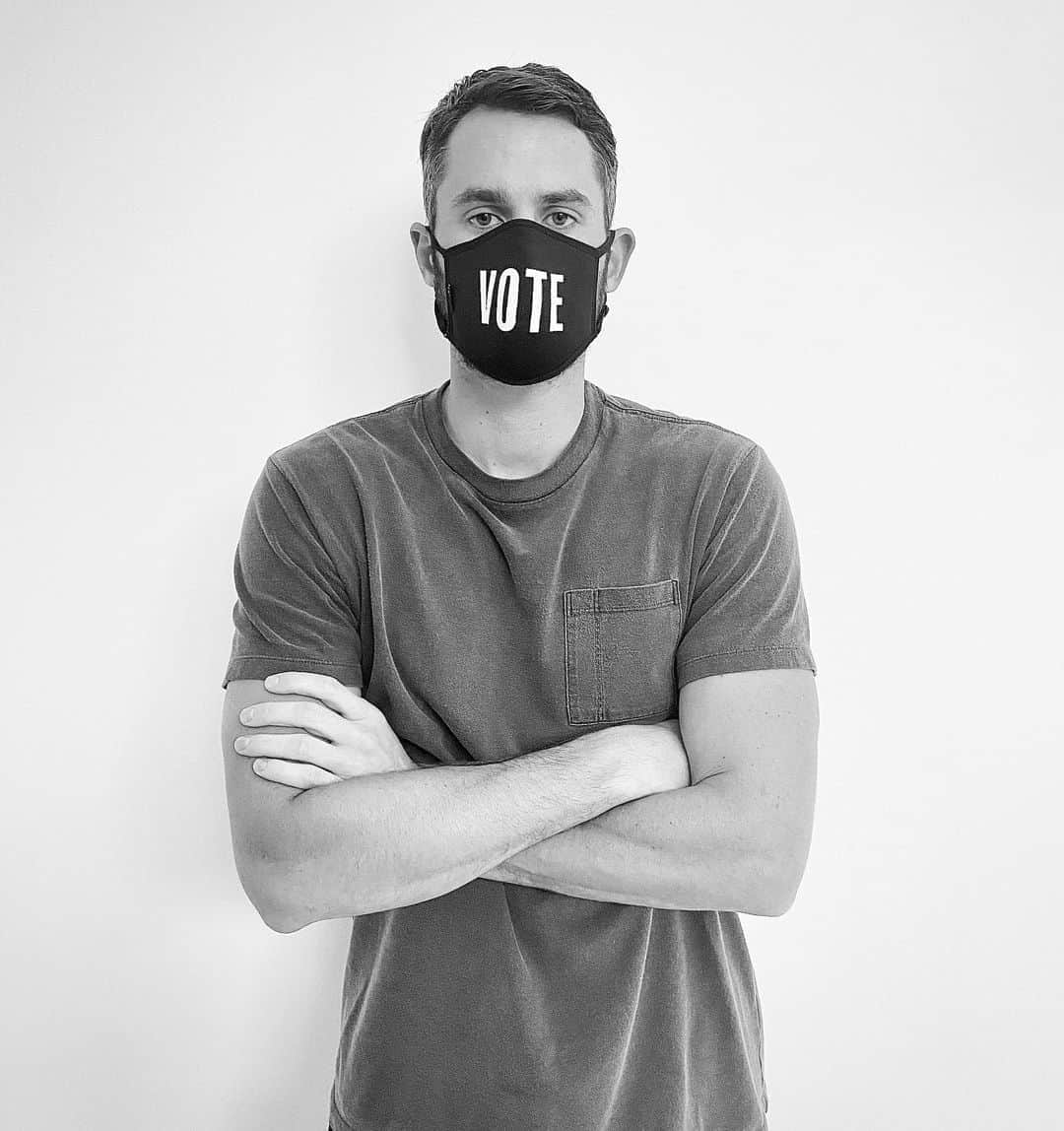 ケビン・ラブさんのインスタグラム写真 - (ケビン・ラブInstagram)「Go to @WhenWeAllVote and join the movement by learning how to register. Support #whenweallvote mission with the VOTE face mask @Bloomingdales which donates a portion of the proceeds to their cause.」9月4日 6時54分 - kevinlove