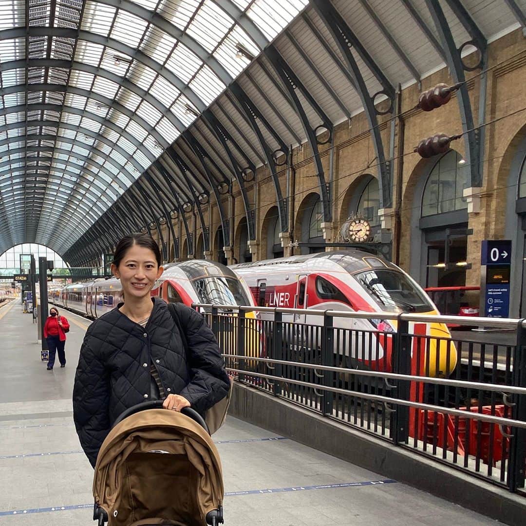 岡村仁美のインスタグラム：「双子連れエディンバラ旅行〜移動手段編〜  夏休みはエディンバラに行ってきました。  高速鉄道でロンドンからエディンバラまで約４時間半。車両は日立製作所が作っているAZUMA。鉄道旅が好きです。  双子育児で一番の苦労と言ってもいいのが移動。  普段は双子用ベビーカーを使っていますが、かなり大きいので移動が多い時は一人ベビーカー、一人は抱っこ紐というスタイルで。  ベビーカーでは回りにくい観光地だけは二人とも抱っこ紐で歩きました。  快適な鉄道旅のはずが帰りは架線トラブルで途中で列車からおろされ、在来線を乗り継いで帰宅することに。。  #それでも鉄道旅が好きです #エディンバラ #双子連れ旅行 #双子育児」