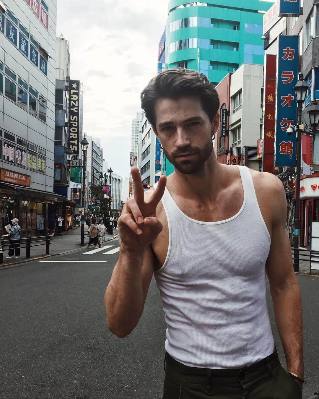 ジョサイア・ハーリーのインスタグラム：「Pax. . . . . . #tokyotokyo #tokyotour #tokyotravel #tokyomodel #tokyomusicscene #musician #travel #traveltheworld #mensfitness #malemodel #mensfashion」