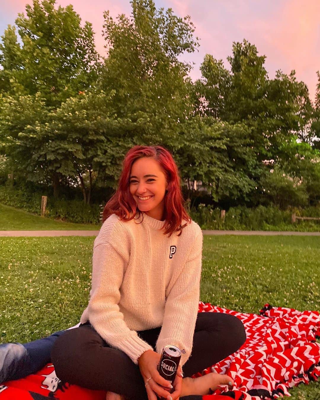 ケイトリン・オズモンドさんのインスタグラム写真 - (ケイトリン・オズモンドInstagram)「Making the most of the remaining park days with some incredible people! I’ll forever love days like these 🥰 • • • @gmackeen @ellismaee @aaronchapplain #friends #parkdays #summer #goodvibesonly #sociallitevodka #sunsets #toronto #corktowncommon」9月4日 7時07分 - kaetkiss