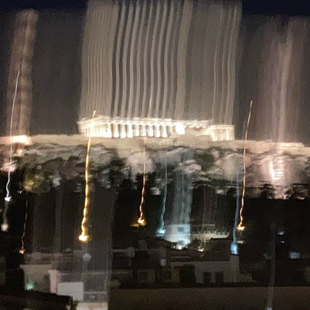 アレクシマビーユのインスタグラム：「Psychedelic acropolis #acropolis #athensbynight #onfire #nightlight #acropolisview #bynight #greece #marvelous #light #gold #antic #dreamy @alexismabille @perianthhotel」