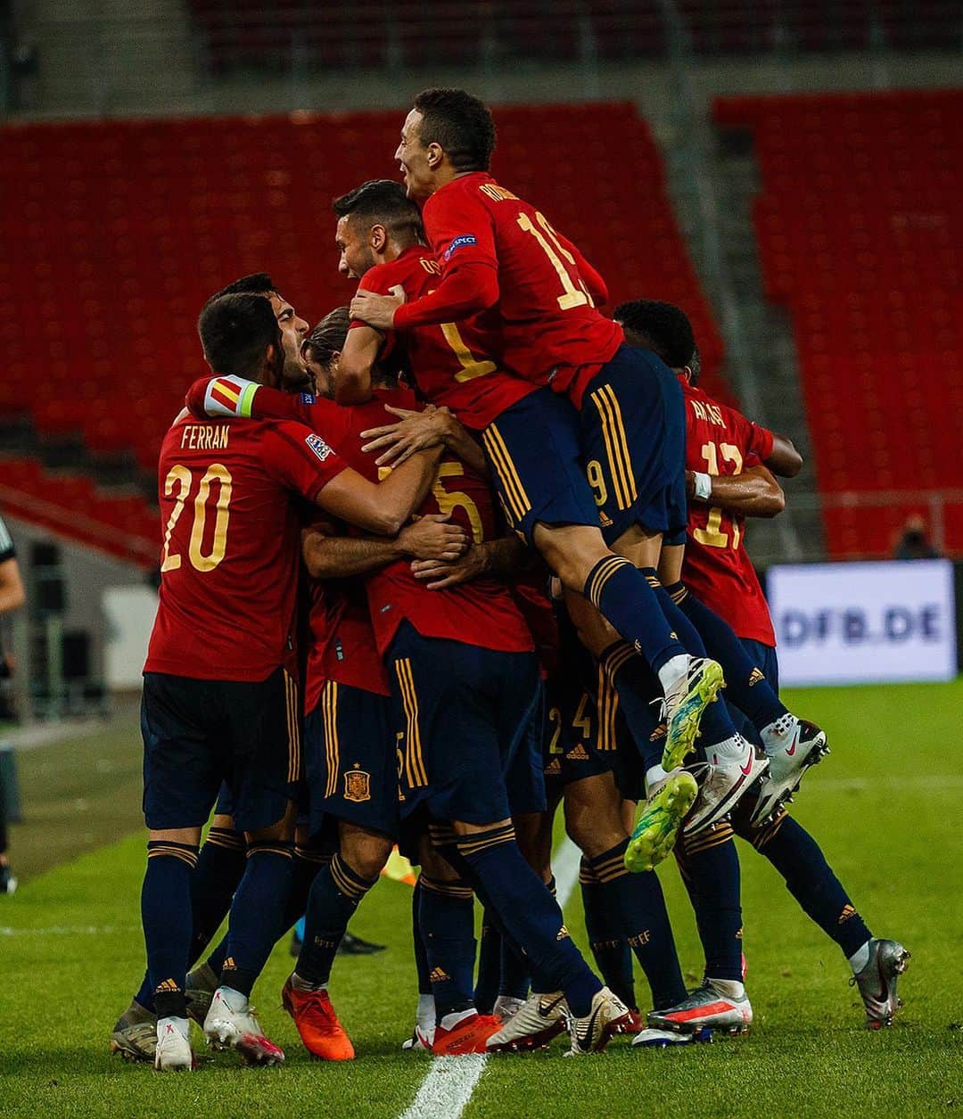 のインスタグラム：「Feliz por mi debut! Un momento único! 🙏🏼❤️ Cuando se cree y se pelea hasta el final buenas cosas pasan! Seguimos! 💪🏽🔴」