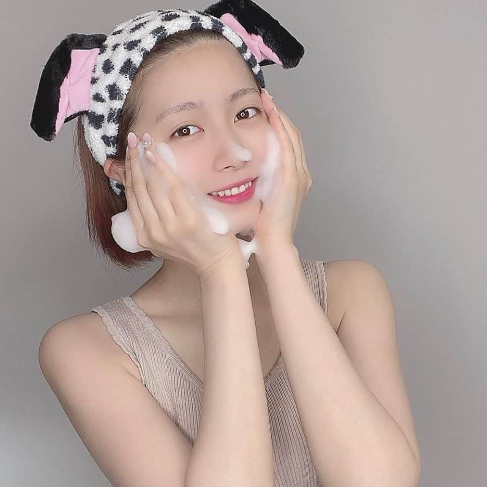 小顔.小顔矯正.Speed小顔公式アカウントのインスタグラム：「ご愛用ありがとうございます❤️🌈  #Repost @koyomatsu5 with @make_repost ・・・ 小顔効果ある洗顔料ってマジですか！？ ・ ・ ・ スッピンで失礼しますね😬 スピード小顔（ @speedkogao ）さんが出してる 洗顔しながら小顔になれるらしい 洗顔使ってみましたー！ 毎日このシュッ！！って音聞くの 楽しすぎて洗顔が楽しい😆😆 しかも濃密泡で気持ちいい〜 お酒をよく飲むので浮腫ってすごい気になるけど コレ使うとフェイスラインがスッキリする🥺❤︎  気になった方は @kogaoaddict のURLから買えるので要チェックです💌  #コガオアディクト #コガオアディクトウォッシング #炭酸泡洗顔 #もっちり泡 #スペシャルケア  #むくみケア #クリア肌 #美肌オタク  #美容オタク #スキンケア #おこもり美容 #小顔 #小顔ケア #小顔美人 #スピード小顔」